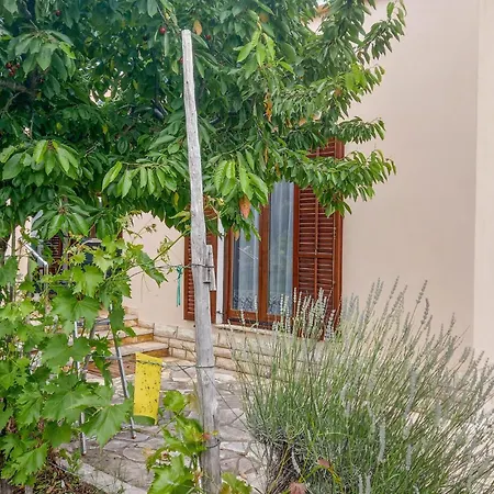Vikendica 2 Bedroom Amazing In Pridraga