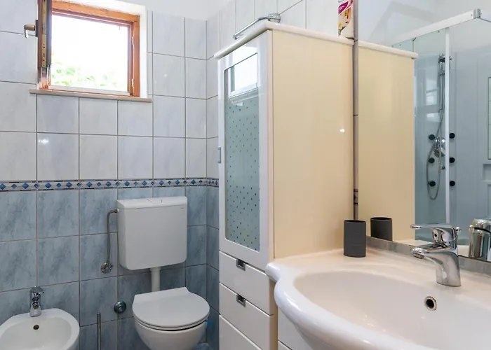 2 Bedroom Amazing In Σπίτι διακοπών Pridraga