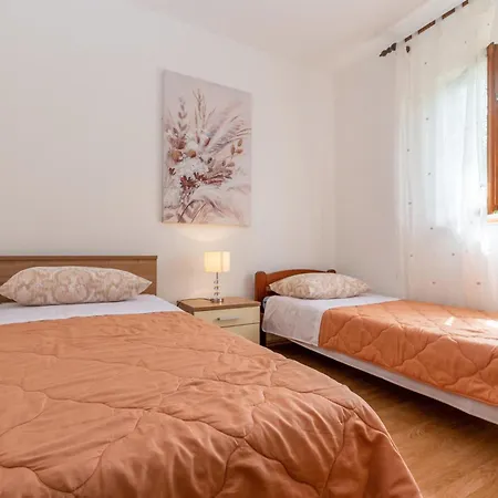 2 Bedroom Amazing In Pridraga