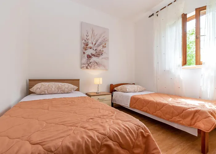 2 Bedroom Amazing In Pridraga
