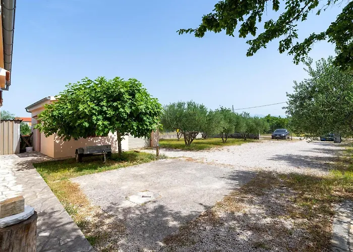 2 Bedroom Amazing In Дом отдыха Pridraga